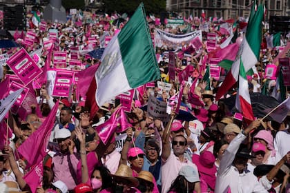 Manifestantes protestan contra una reforma electoral presentada por el presidente mexicano Andrés Manuel López Obrador en el Zócalo de la Ciudad de México, el domingo 26 de febrero de 2023. (AP Foto/Fernando Llano)