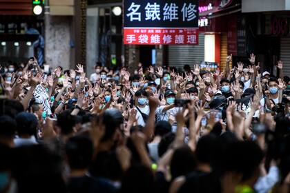 Manifestantes protestan durante una manifestación contra una nueva ley de seguridad nacional en Hong Kong, el 1 de julio de 2020