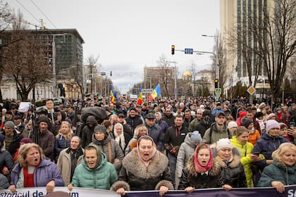 Manifestantes protestan en Chisinau, Moldavia, el domingo 19 de febrero de 2023, contra el gobierno prooccidental y el bajo nivel de vida, en una protesta iniciada por el recién creado Movimiento por el Pueblo de Moldavia y apoyada por miembros del partido Shor, afín a Rusia.