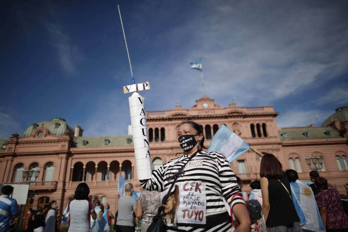 Manifestantes protestan en Plaza de Mayo contra la aplicación indebida de vacunas por parte de funcionarios, el sábado pasado