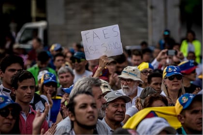 Manifestantes protestan en Venezuela contra el modo de operar de las Fuerzas Armadas Especiales (FAES)