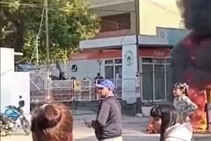 Manifestantes protestan frente a una comisaría de Lomas del Mirador, La Matanza