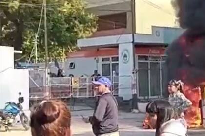 Manifestantes protestan frente a una comisaría de Lomas del Mirador, La Matanza