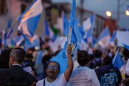 Manifestantes protestan frente al edificio del Ministerio Público guatemalteco, ante su intento de suspender a uno de los candidatos presidenciales que obtuvo el derecho a disputar la segunda vuelta electoral