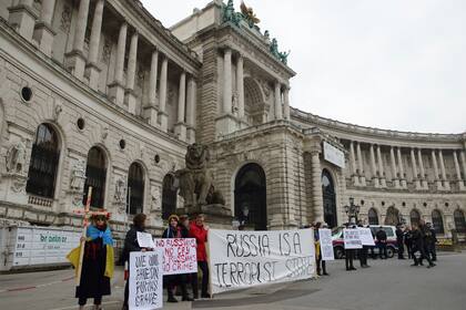 Manifestantes protestan frente al Palacio Hofburg durante la Asamblea Parlamentaria OSCE en Viena, en febrero de 2023