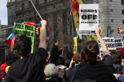 Manifestantes protestan frente al tribunal federal de Manhattan antes de una audiencia preliminar en el caso de narcotráfico del expresidente de Venezuela Nicolás Maduro, jueves, 26 de marzo de 2026, en Nueva York