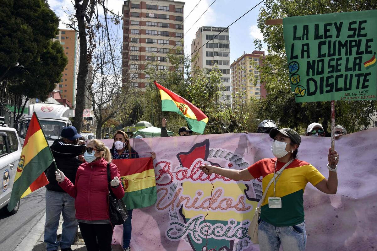 Manifestantes protestan para pedir la anulación de la candidatura de Luis Arce, del partido MAS Movimiento al Socialismo; mientras tanto, el Tribunal supremo postergó las elecciones para octubre