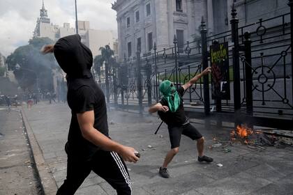 Manifestantes  protestan por el acuerdo del gobierno con el Fondo Monetario Internacional para refinanciar unos 45 000 millones de dólares en deuda, mientras los legisladores se preparan para votar una ley para ratificar el acuerdo, en Buenos Aires, Argentina.