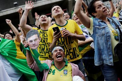 Manifestantes protestan por la liberación de Lula da Silva, en San Pablo