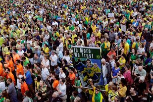 Manifestantes protestan por la liberación de Lula da Silva, en San Pablo