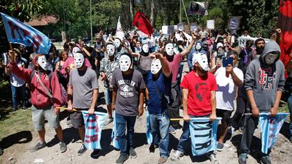 Manifestantes protestaron frente al domicilio del ex jefe de policía Miguel Etchecolatz