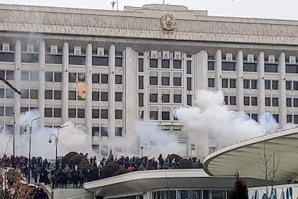 Manifestantes protestas frente a un edificio público en Almaty