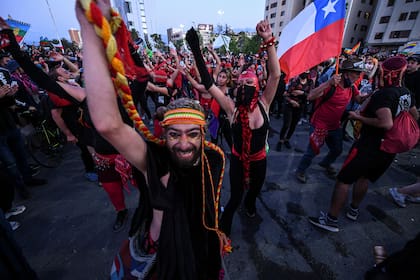 Manifestantes que apoyan la reforma de la constitución chilena se reúnen a la espera de los resultados oficiales del referéndum en la Plaza Italia de Santiago el 25 de octubre de 2020