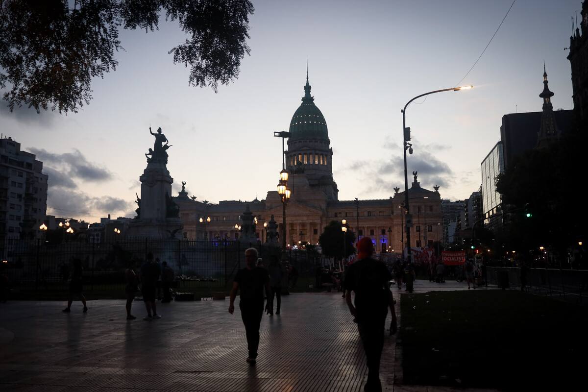 Manifestantes que llegan a la plaza del Congreso en las horas previas al discurso de Javier Milei en el Congreso