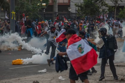Manifestantes que piden la dimisión de la presidenta Dina Boluarte se enfrentan a la policía en Lima, Perú. (Marco Garro/The New York Times)