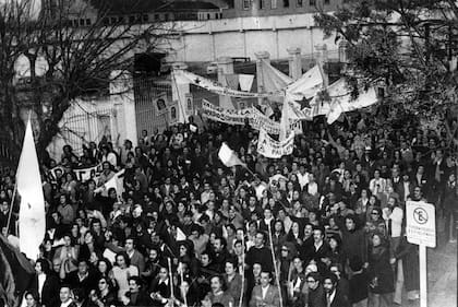 Manifestantes recorren las adyacencias de la cárcel de Villa Devoto pidiendo la libertad de los presos políticos, el 25 de mayo de 1973
