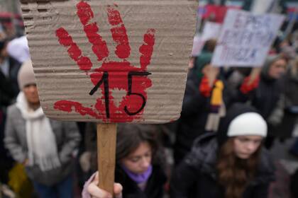 Manifestantes recuerdan 100 días de colapso fatal de cornisa en Serbia