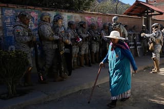 Manifestantes repelen operativo policial para despejar ruta tras 36 días de protestas en Bolivia
