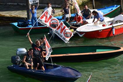 Manifestantes salen en botes a protestar aguas adentro contra los mega-cruceros.