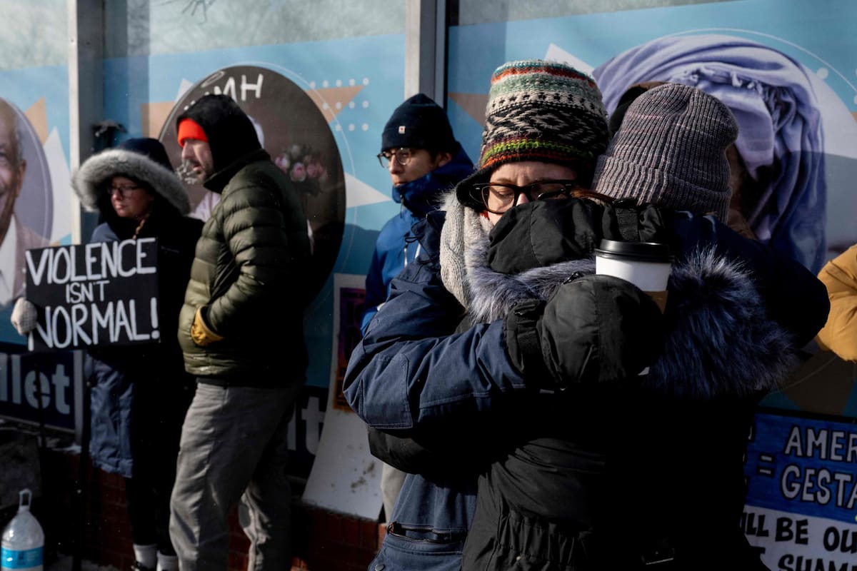 Manifestantes se concentran en el memorial montado en Minneapolis por Alex Pretti, el enfermero que fue abatido por agentes federales.