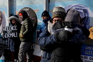 Manifestantes se concentran en el memorial montado en Minneapolis por Alex Pretti, el enfermero que fue abatido por agentes federales.