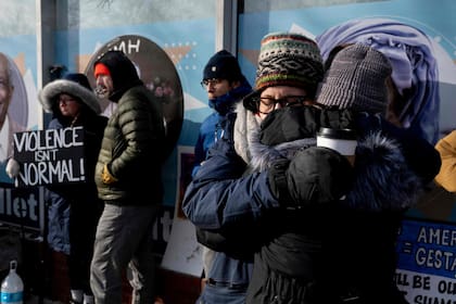 Manifestantes se concentran en el memorial montado en Minneapolis por Alex Pretti, el enfermero que fue abatido por agentes federales.