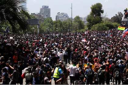 Manifestantes se concentraron pacíficamente en plazas céntricas de Santiago, pero el clima todavía dista de ser tranquilo