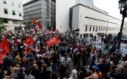 Manifestantes se congregan afuera del Congreso español durante el debate de los decretos sobre vivienda