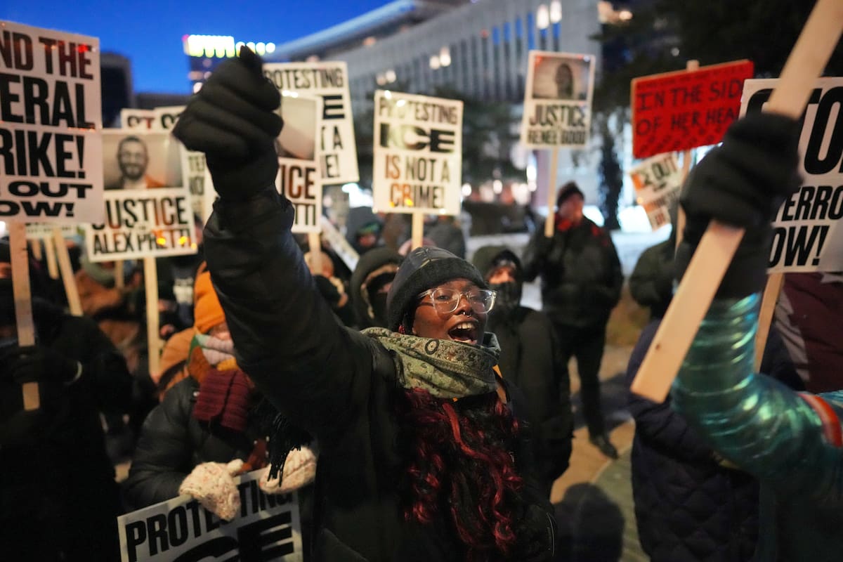 Manifestantes se congregan durante una protesta contra las redadas migratorias y la violencia del ICE en Minneapolis