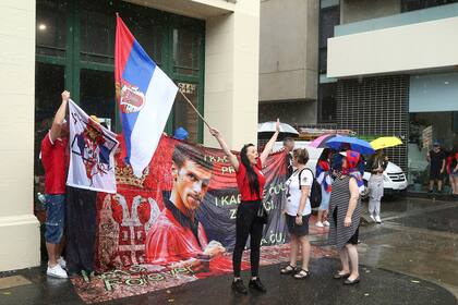 Manifestantes se congregan en el exterior del hotel de detención de migrantes donde se cree que está el tenista serbio Novak Djokovic, en Melbourne, este viernes