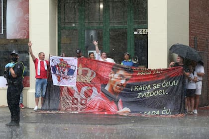 Manifestantes se congregan en el exterior del hotel de detención de migrantes donde estuvo Djokovic hasta su liberación