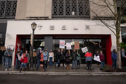 Manifestantes se congregaron para protestar contra Elon Musk y el fabricante de coches eléctricos Tesla en Seattle, Washington.