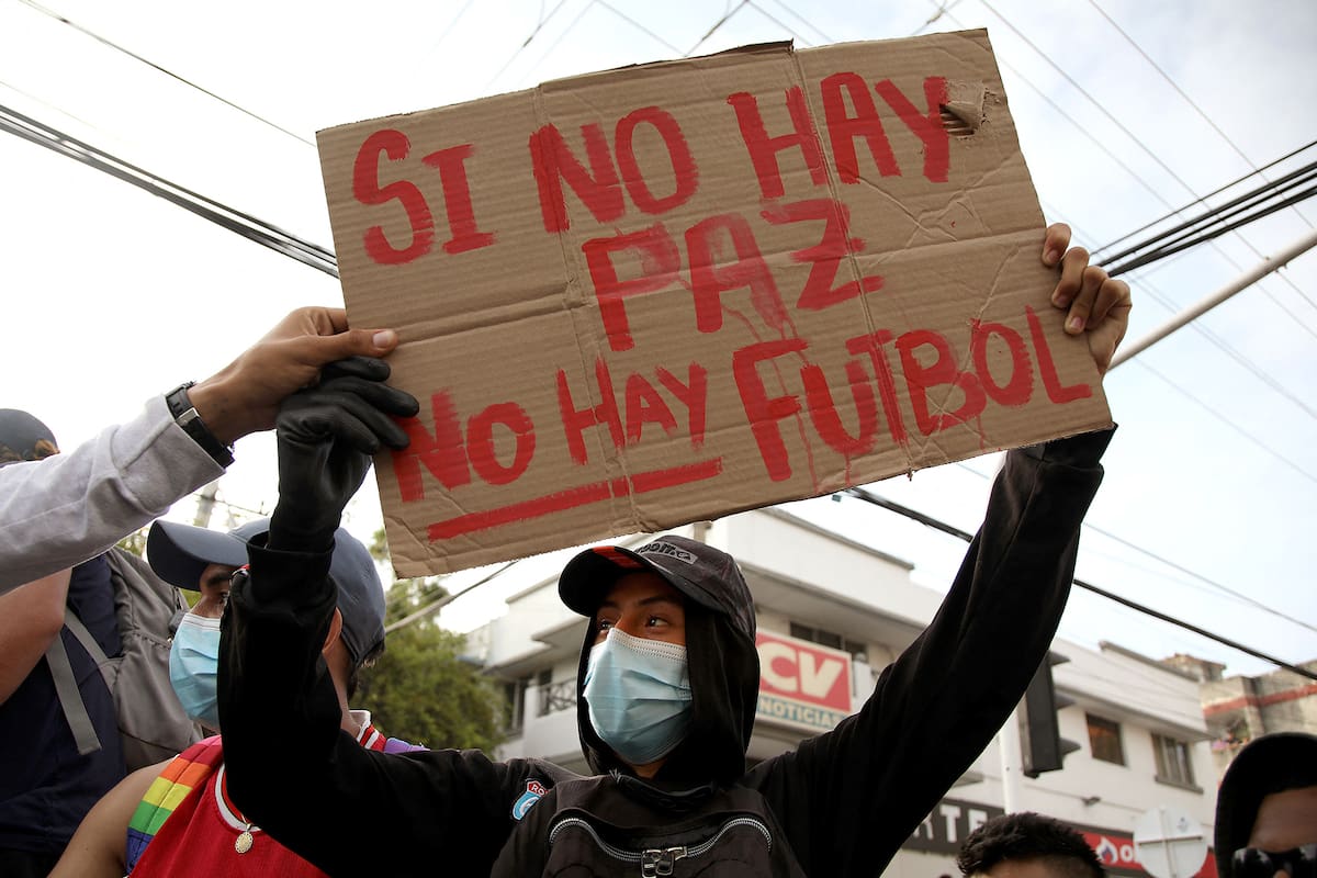 Manifestantes se expresan fuera del estadio Romelio Martinez, en Barranquilla, antes de un partido de la Copa Libertadores. Colombia no organizará lla Copa América