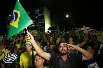 Manifestantes se expresaron en contra de Lula da Silva mientras observaban los votos de los magistrados de la Corte Suprema