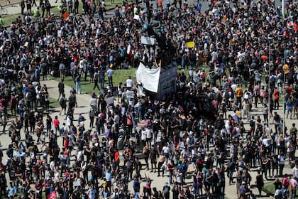 Manifestantes se reúnen durante una protesta contra el modelo económico estatal de Chile en Santiago, el 21 de octubre de 2019