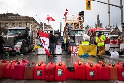 Manifestantes se reúnen en la avenida Wellington como parte de una protesta contra las restricciones implementadas por el Covid-19, el jueves 10 de febrero de 2022, en Ottawa. (Nick Iwanyshyn/The Canadian Press vía AP)