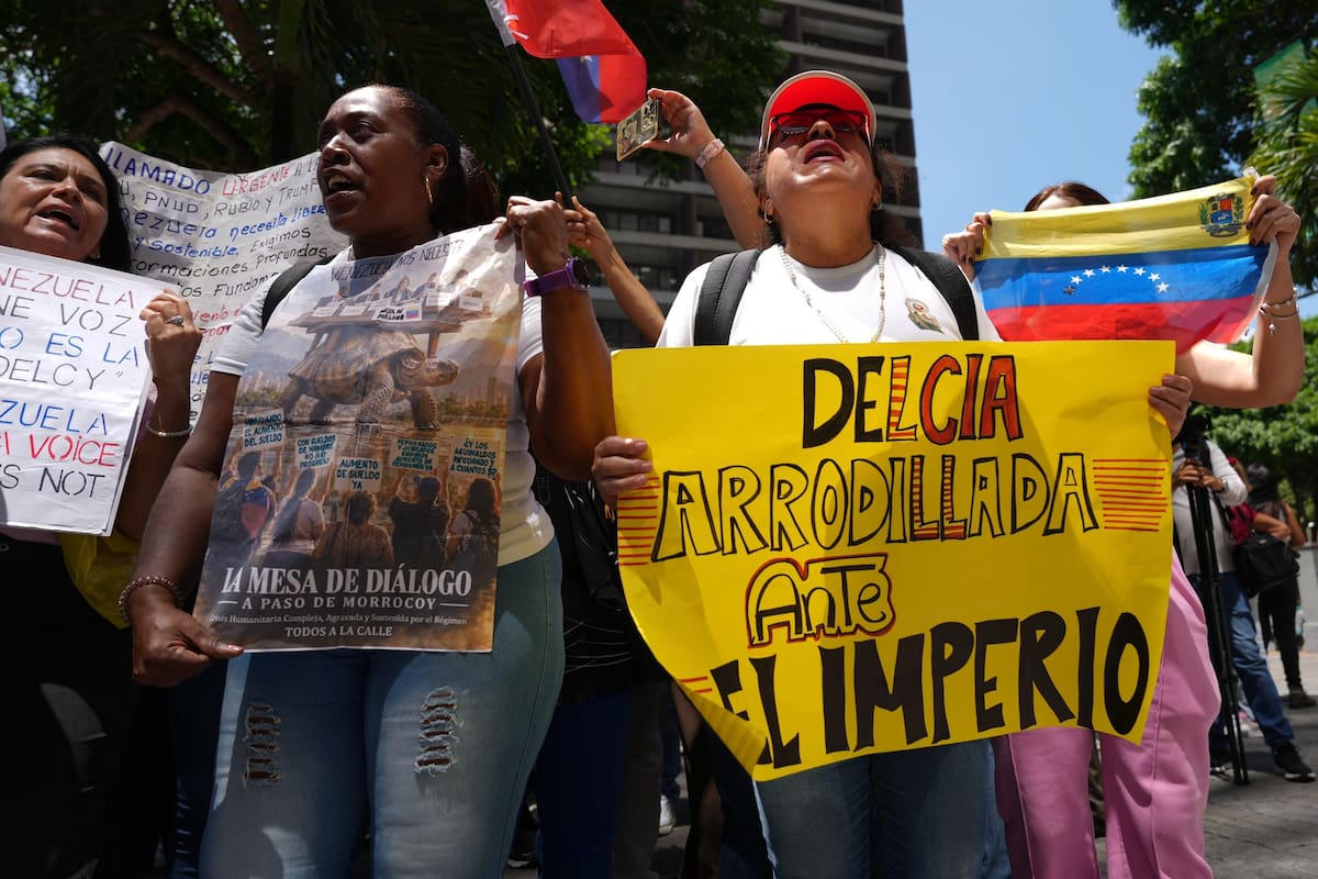 Manifestantes se reúnen frente a la sede de las Naciones Unidas en Caracas, Venezuela, para protesta
