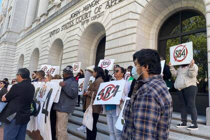 Manifestantes se reúnen frente a los edificios del tribunal federal en Nueva Orleans el miércoles 3 de abril de 2024, para protestar contra una ley de Texas conocida como SB4. (AP Foto by Kevin McGill)