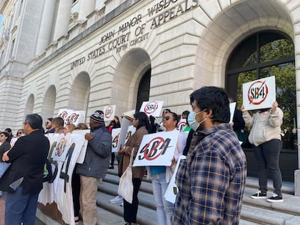 Manifestantes se reúnen frente a los edificios del tribunal federal en Nueva Orleans el miércoles 3 de abril de 2024, para protestar contra una ley de Texas conocida como SB4. (AP Foto by Kevin McGill)