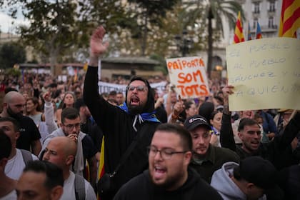 Manifestantes se reúnen frente al ayuntamiento de Valencia, España, en protesta por la respuesta del gobierno regional a las catastróficas inundaciones, el sábado 9 de noviembre de 2024. (AP Foto/Emilio Morenatti)