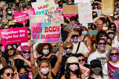 Manifestantes se reúnen para exigir la continuidad del acceso al aborto durante la Marcha por la Justicia Reproductiva, el sábado 2 de octubre de 2021, en Nueva York.  (AP foto/Mary Altaffer)