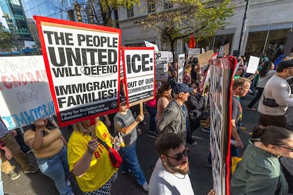 Manifestantes se reúnen para protestar contra elaccionar del ICE en Charlotte