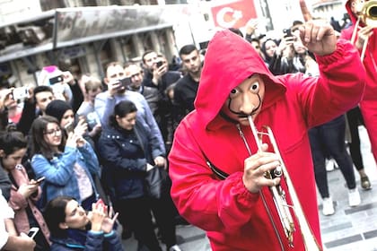 Manifestantes se visten con los trajes de la serie "Casa de Papel" en Turquía