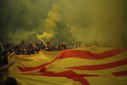 Manifestantes sostienen banderas independentistas y bengalas durante la Diada Nacional Catalana en Barcelona, España, el lunes 11 de septiembre de 2023