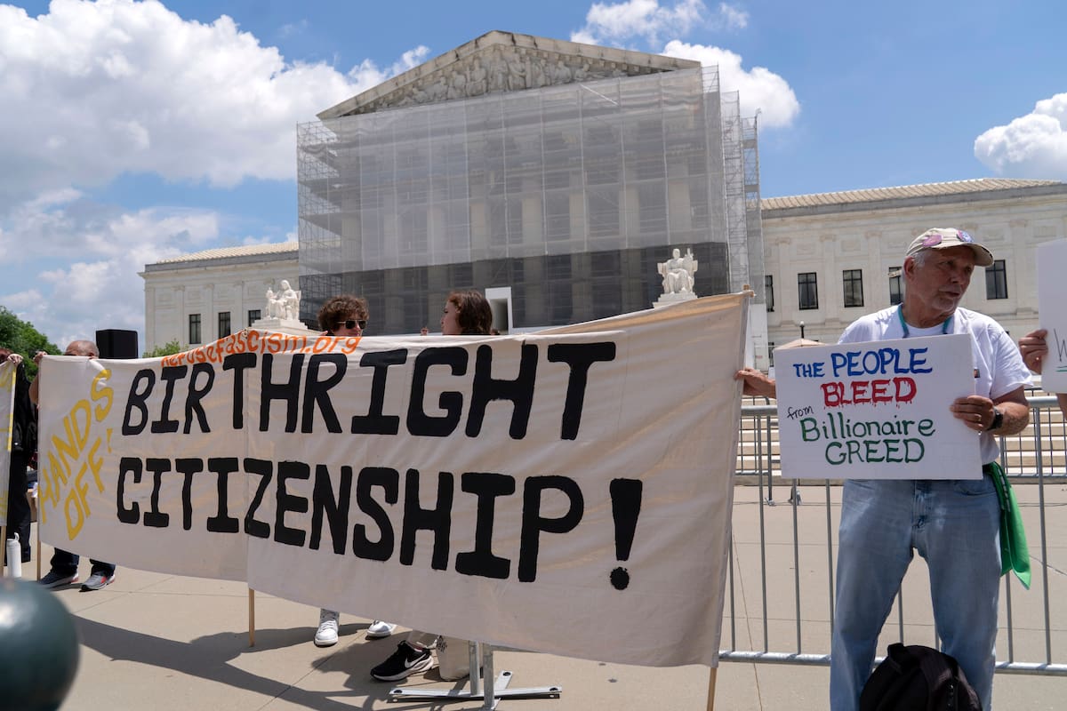 Manifestantes sostienen una pancarta durante una protesta fuera de la Corte Suprema, el 15 de mayo de 2025, en Washington. (AP Foto/Jose Luis Magana, Archivo)
