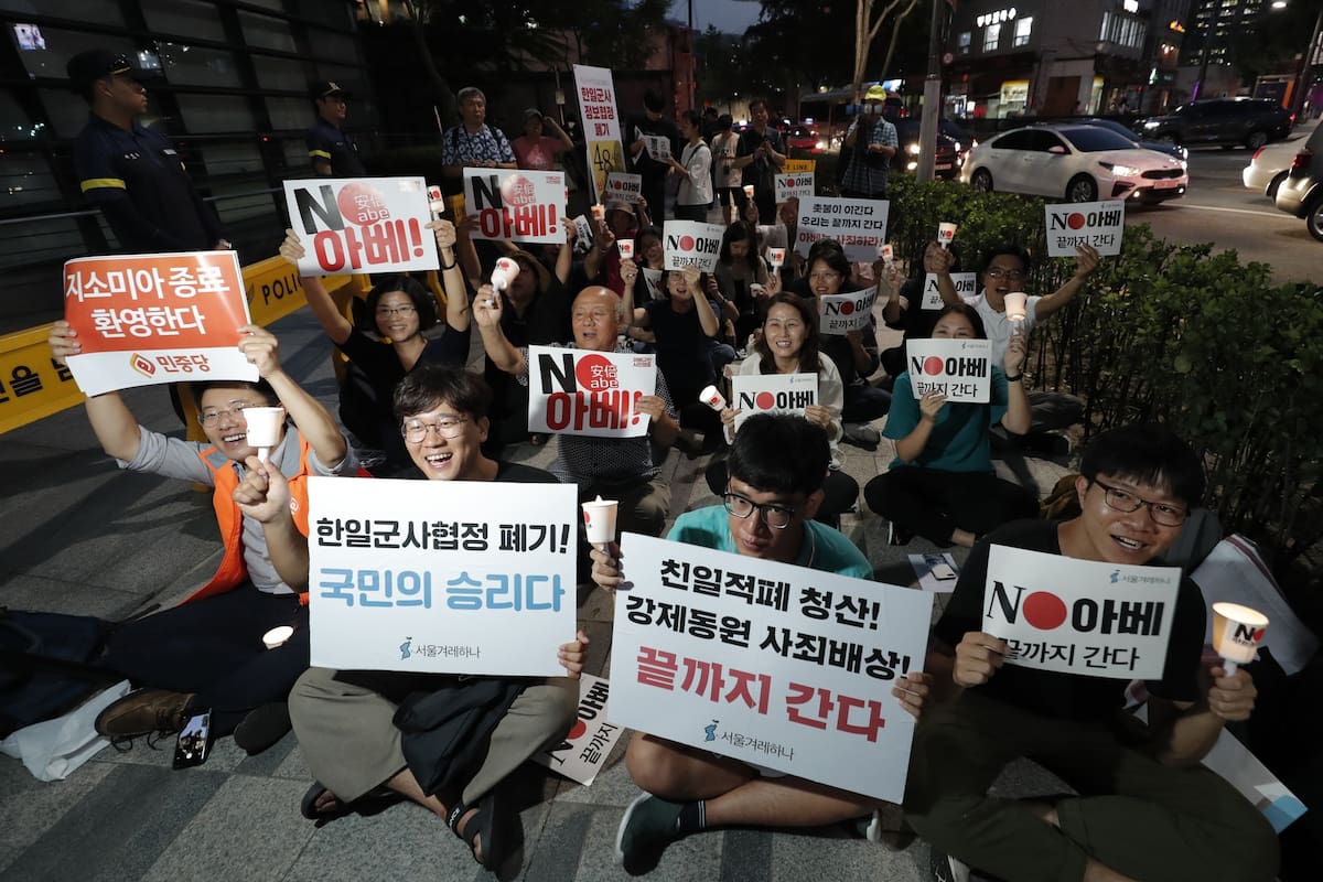 Manifestantes surcoreanos protestaron, ayer, frente a la embajada japonesa en Seúl