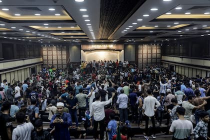 Manifestantes toman el palacio de gobierno en Bangladesh