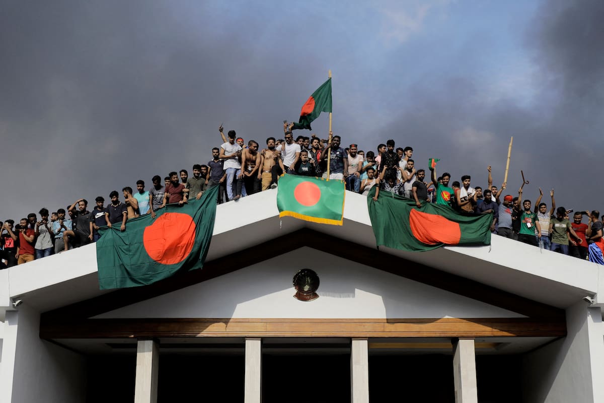 Manifestantes toman el palacio de gobierno en Bangladesh