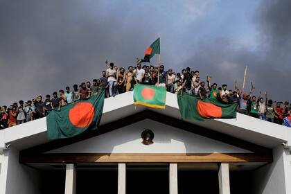 Manifestantes toman el palacio de gobierno en Bangladesh