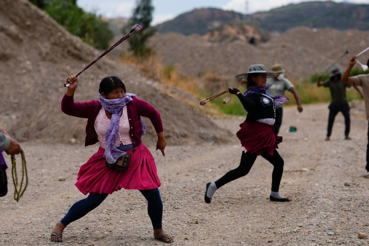 Manifestantes utilizan hondas mientras bloquean una carretera en apoyo al expresidente Evo Morales y contra el manejo de la economía por parte del presidente Luis Arce, en Parotani, Bolivia, el 31 de octubre de 2024.